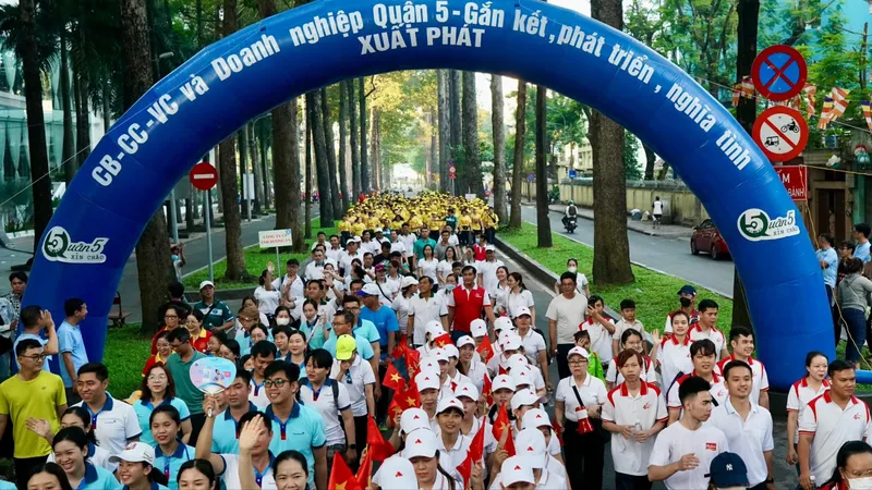 Hàng ngàn người tham gia chương trình đi bộ tại quận 5 vào sáng 13-10. Ảnh: HOÀNG HÙNG