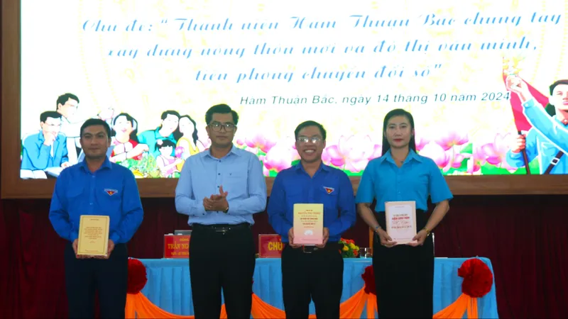 Chủ tịch UBND huyện Hàm Thuận Bắc Đặng Thanh Phúc tặng sách cho đoàn viên, thanh niên