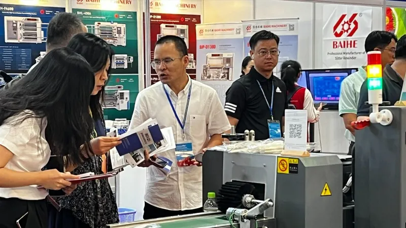 Doanh nghiệp giới thiệu về công nghệ sản xuất sản phẩm nhựa tại triển lãm. Ảnh MINH XUÂN