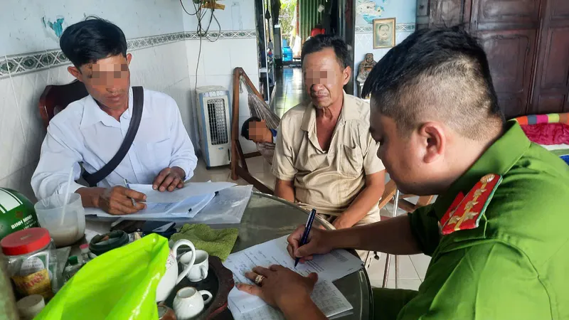 Một tàu cá ở Cà Mau chở 9 thiết bị giám sát hành trình của tàu cá khác