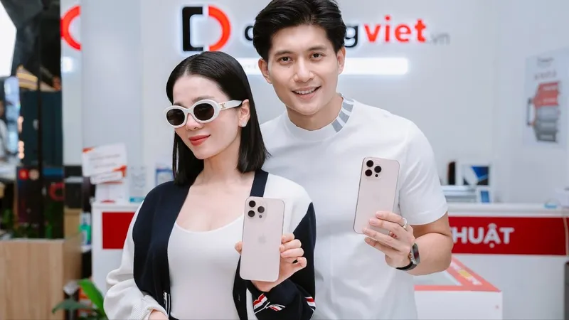 Lệ Quyên “ton-sur-ton” cùng Lâm Bảo Châu đi sắm iPhone 16