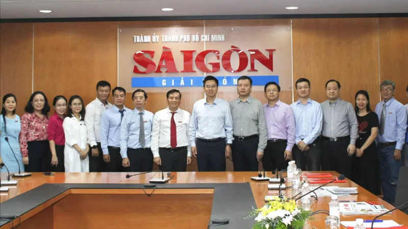 Lãnh đạo Báo Sài Gòn Giải Phóng chụp ảnh lưu niệm cùng đoàn đại biểu Tân Hoa xã. Ảnh: VŨ ĐIỆP 