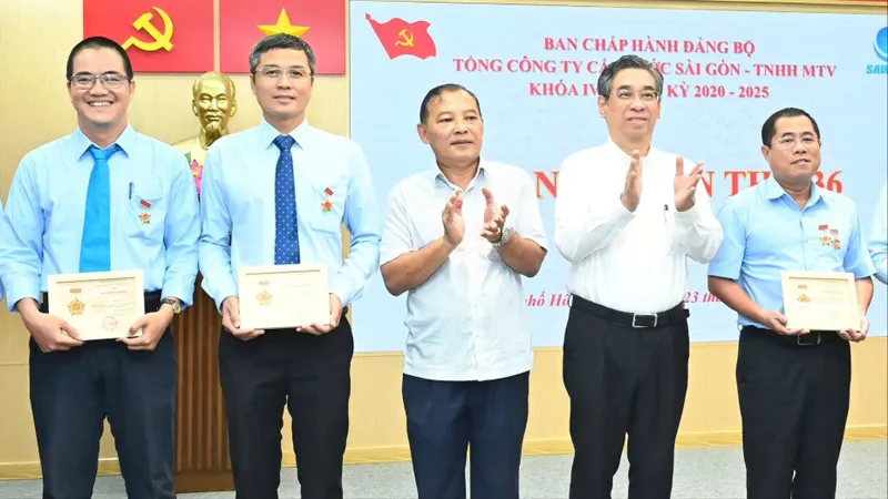 Đồng chí Nguyễn Phước Lộc trao Kỷ niệm chương “Vì sự nghiệp kiểm tra của Đảng” đến các cá nhân. Ảnh VIỆT DŨNG