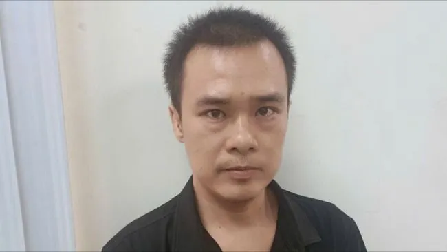 Đối tượng Nhi đang được di lý về Bình Dương phục vụ điều tra 