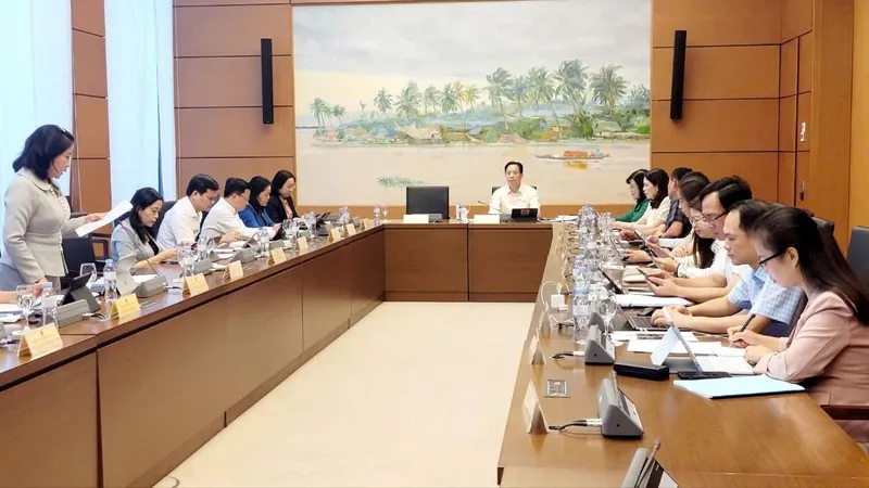 Các đại biểu thảo luận tại tổ. Ảnh: PHAN THẢO