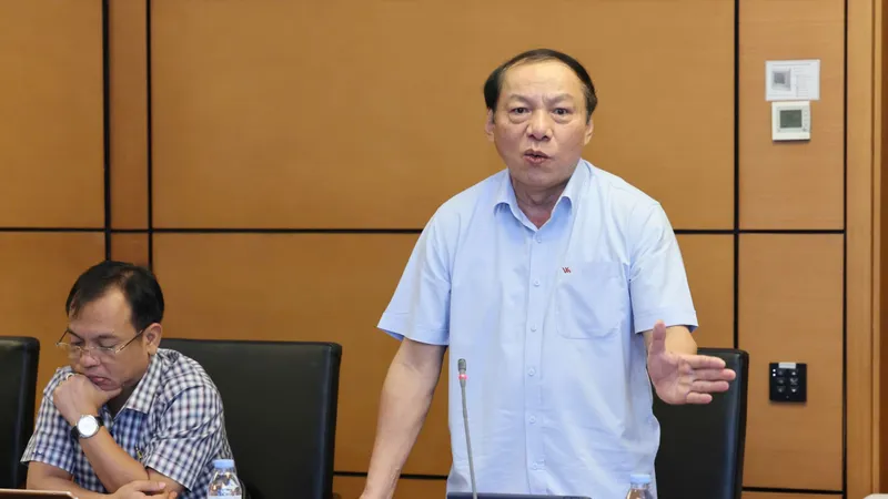 Bộ trưởng Bộ VH-TT-DL Nguyễn Văn Hùng phát biểu tại phiên thảo luận tổ sáng 26-10. Ảnh: QUANG PHÚC