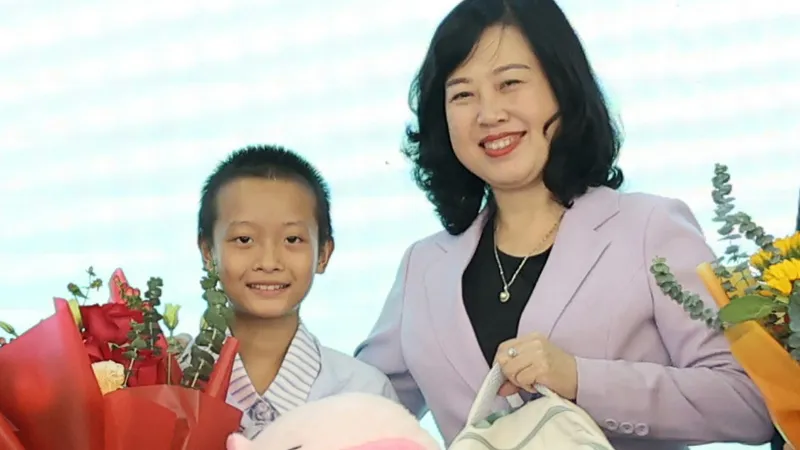  Bé gái bị lũ quét kinh hoàng ở Làng Nủ hồi sinh, ra viện sau gần 2 tháng điều trị
