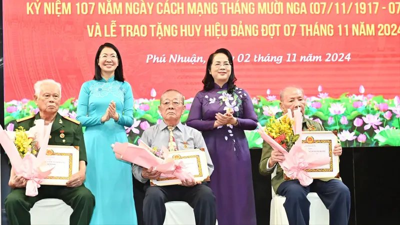 Quận Phú Nhuận trao Huy hiệu Đảng đến 102 đảng viên