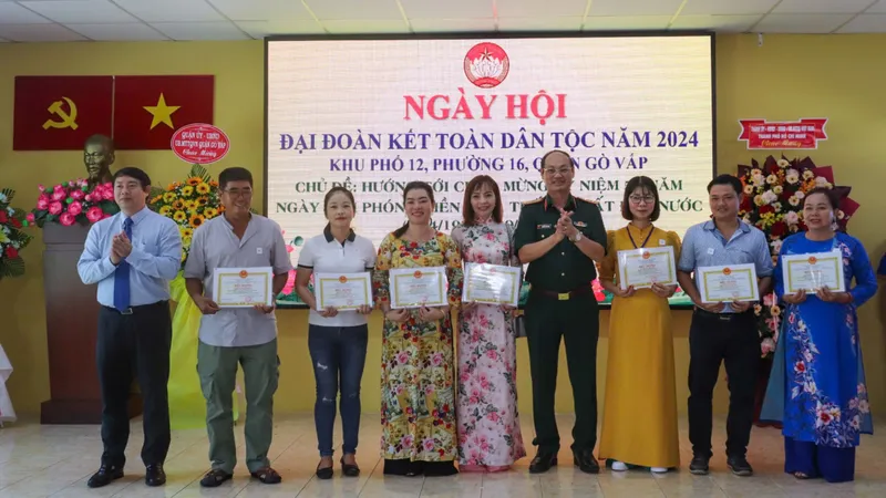 Nhân rộng các gương tập thể, cá nhân điển hình trong cuộc vận động, phong trào thi đua tại khu phố 