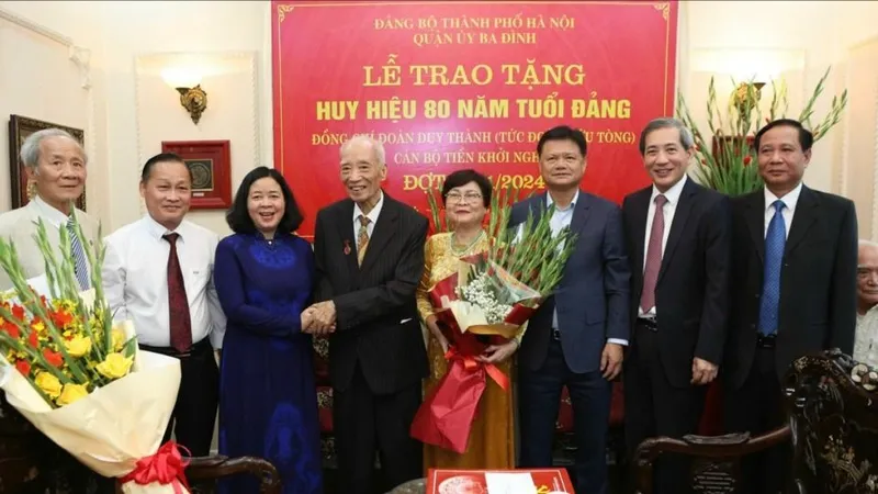 Hà Nội trao tặng Huy hiệu 80 năm tuổi Đảng đến 2 đảng viên lão thành