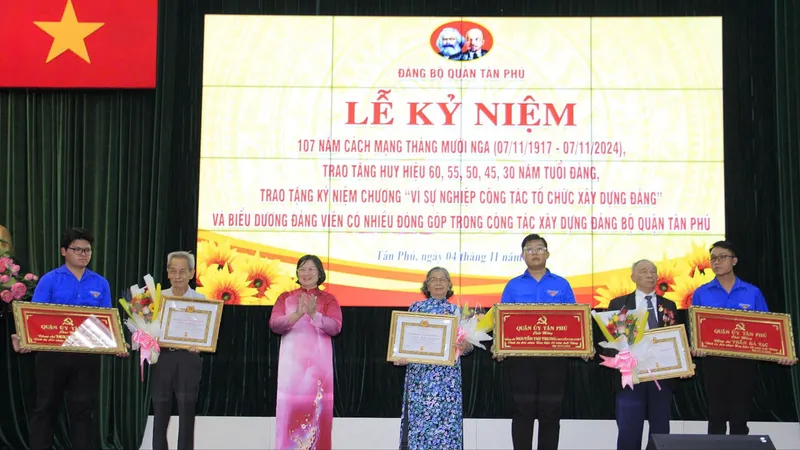 Quận Tân Phú trao Huy hiệu Đảng đến 84 đảng viên