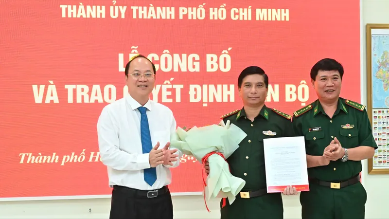 Phó Bí thư Thường trực Thành ủy TPHCM Nguyễn Hồ Hải trao quyết định cán bộ 