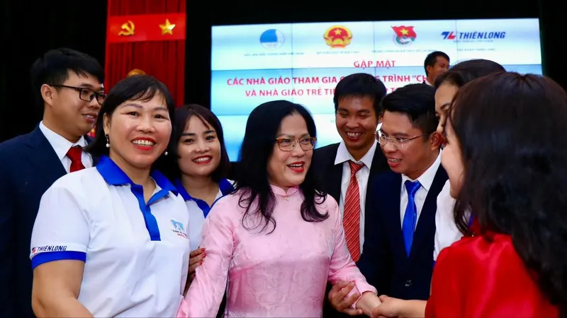 Lãnh đạo Bộ GD-ĐT đã gặp mặt các giáo viên tiêu biểu được lựa chọn và tuyên dương trong chương trình “Chia sẻ cùng thầy cô” năm 2024.