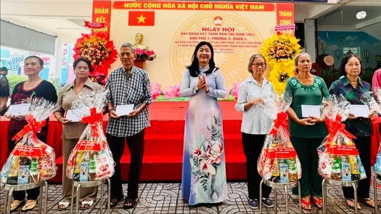 Phó Trưởng Ban Thường trực Ban Dân vận Thành ủy TPHCM, Nguyễn Thị Bạch Mai trao quà cho các hộ gia đình. 