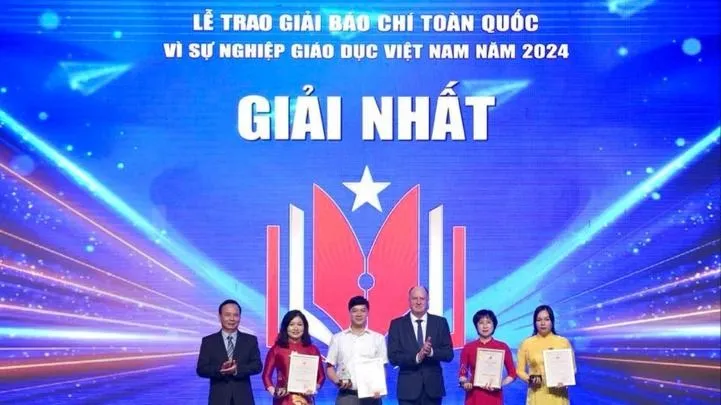 Trao giải nhất cho các tác giả đoạt giải