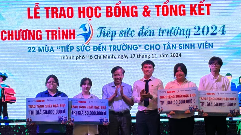 Đại diện Ban tổ chức trao 04 suất học bổng đặc biệt trị giá 50 triệu đồng/suất cho tân sinh viên