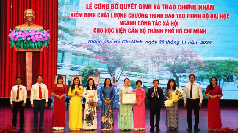 Học viện Cán bộ TPHCM nhận chứng nhận kiểm định chất lượng 5 chương trình đào tạo trình độ đại học