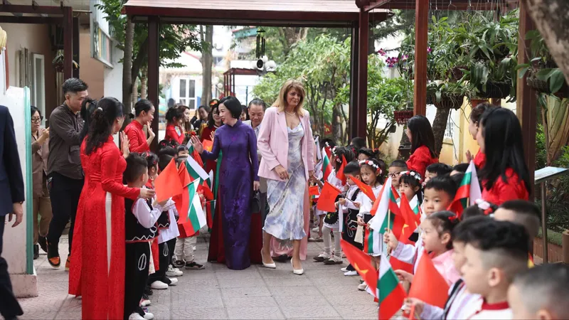Phu nhân Chủ tịch nước và Phu nhân Tổng thống Bulgaria thăm Trường Mầm non Việt - Bun
