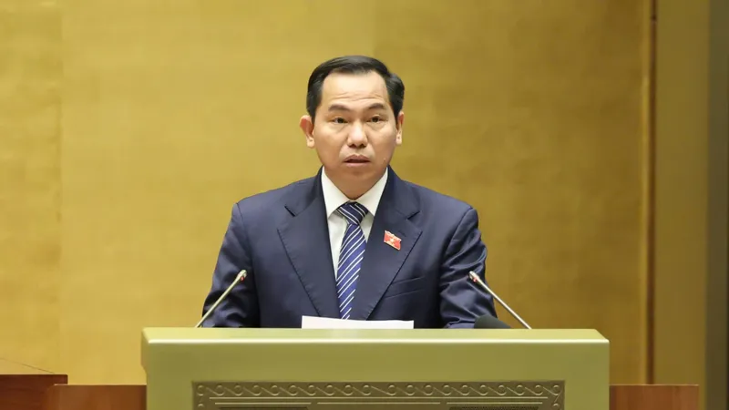 Chủ nhiệm Ủy ban Tài chính, Ngân sách của Quốc hội Lê Quang Mạnh trình bày báo cáo, chiều 26-11. Ảnh: QUANG PHÚC