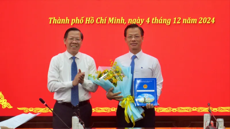 Chủ tịch UBND TPHCM Phan Văn Mãi chúc mừng ông Đậu An Phúc nhận nhiệm vụ mới