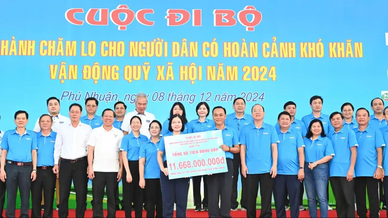 Cuộc đi bộ đã đóng góp hơn 11,6 tỷ đồng để chăm lo người dân khó khăn. Ảnh VIỆT DŨNG