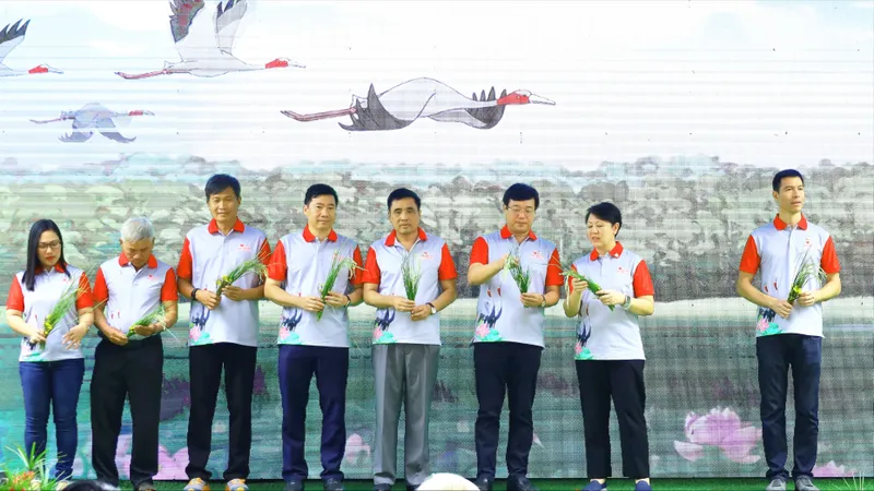 Các đại biểu thực hiện nghi thức công bố Đề án Bảo tồn và Phát triển sếu đầu đỏ giai đoạn 2022-2032