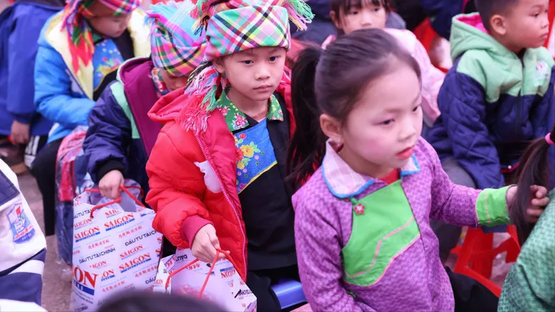 Chương trình "Thắp sáng niềm tin - Vượt khó tới trường" trao hỗ trợ tại Trường Phổ thông dân tộc bán trú Tiểu học Cốc Pàng, xã Cốc Pàng, huyện Bảo Lạc, tỉnh Cao Bằng, chiều 13-12. Ảnh: QUANG PHÚC