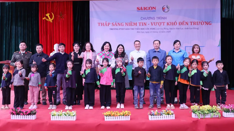 Báo SGGP trao hỗ trợ tại Trường PTDT Bán trú tiểu học Cốc Pàng (Cốc Pàng, huyện Bảo Lạc, Cao Bằng)