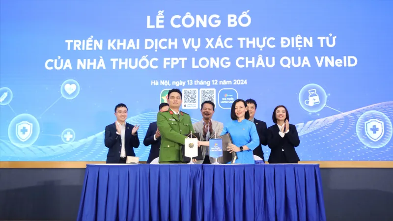 Sắp tới, người dân có thể dễ dàng mua thuốc của FPT Long Châu qua VneID