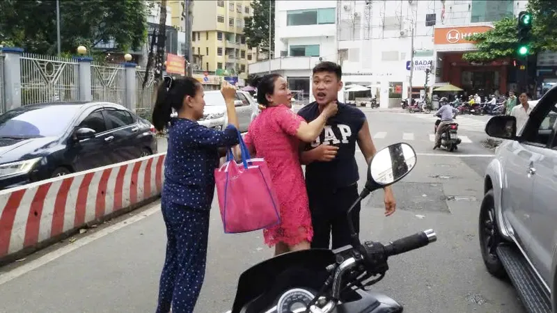 Tài xế xe ô tô đánh người được 2 người phụ nữ can ngăn