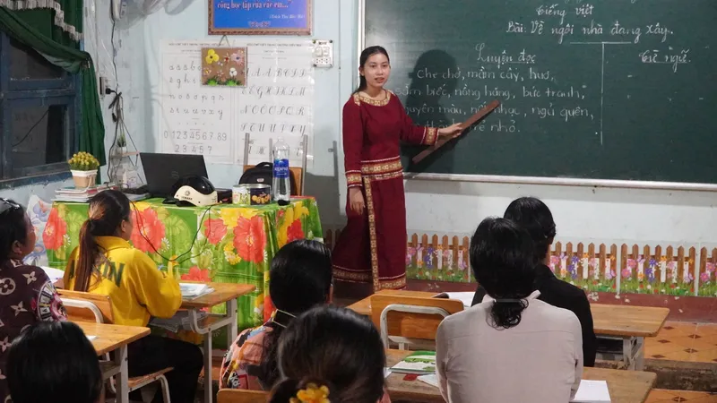 Lớp dạy chữ ở huyện biên giới