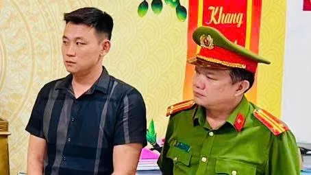 Công an tống đạt quyết định với Quách Minh Nhựt