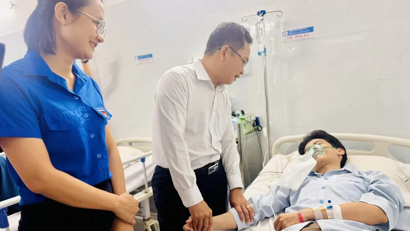 Phó Chủ tịch Ủy ban MTTQ Việt Nam TPHCM Phạm Minh Tuấn ân cần thăm hỏi, động viên các nạn nhân bị thương đang điều trị ở Bệnh viện Thống Nhất. Ảnh: CHÍ THẠCH