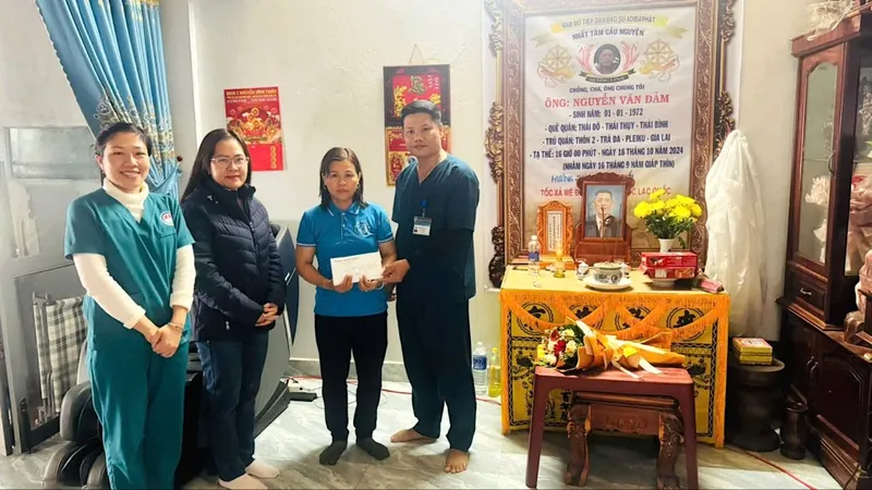 Trao tiền hỗ trợ đợt 2 đến 2 hoàn cảnh khó khăn ở Gia Lai, Kon Tum 