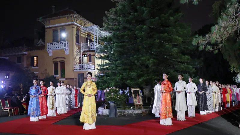 100 bộ áo dài "Hoài niệm trăm năm" bên cung Nam Phương Hoàng hậu