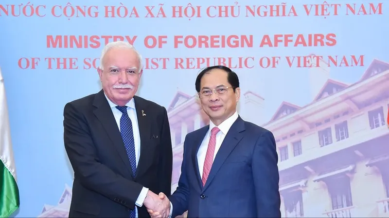 Phó Thủ tướng, Bộ trưởng Ngoại giao Bùi Thanh Sơn tiếp Đặc phái viên của Tổng thống Palestine 