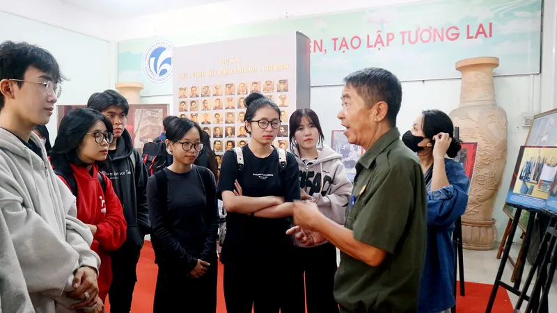 Sinh viên lắng nghe câu chuyện về những trận đánh năm xưa tại triển lãm. Ảnh: BTC