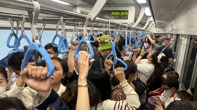 Vận hành hệ thống kiểm soát quản lý hành khách ra vào cửa nhà ga metro