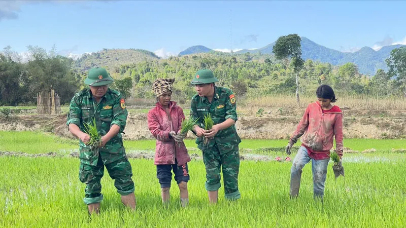 Mang no ấm về bản làng Vân Kiều, Pa Kô