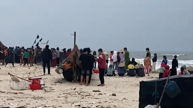Nhiều người dân ngóng chờ thông tin ngư dân mất tích tại khu vực bờ biển Hải An