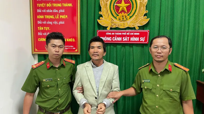 "Doanh nhân" Cao Văn Đạt (chính giữa) tại cơ quan công an