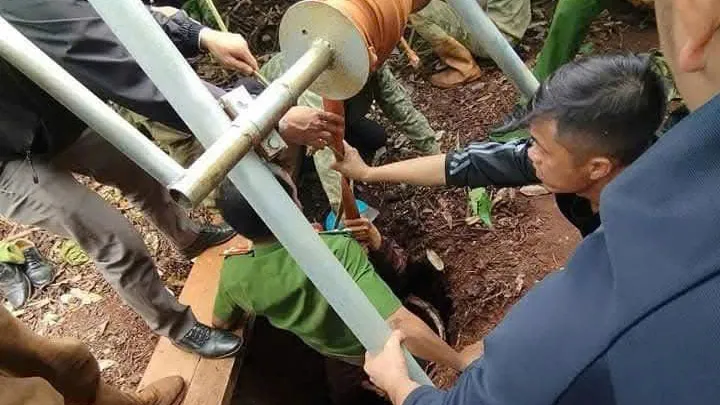 Thượng úy công an liều mình xuống giếng sâu cứu người bị nạn