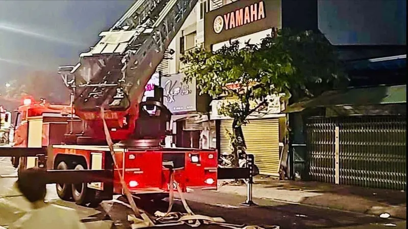 Lực lượng chức năng dùng xe thang chữa cháy cứu người tại hiện trường.