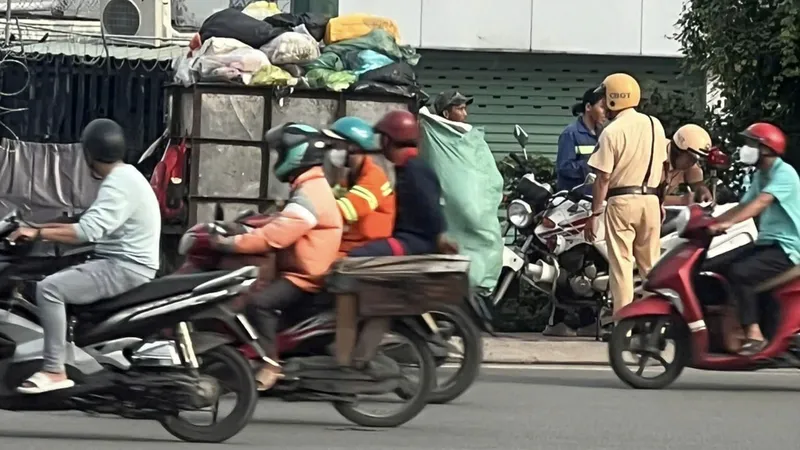 Hoạt động thu gom rác dân lập: Thêm khó vì xe không đạt chuẩn