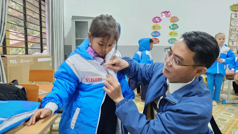 Thăm khám, tặng quà cho học sinh và người dân miền núi Quảng Nam