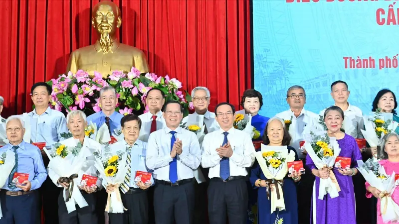 Xúc động hình ảnh những người đảng viên tận tụy vì sự phát triển TPHCM
