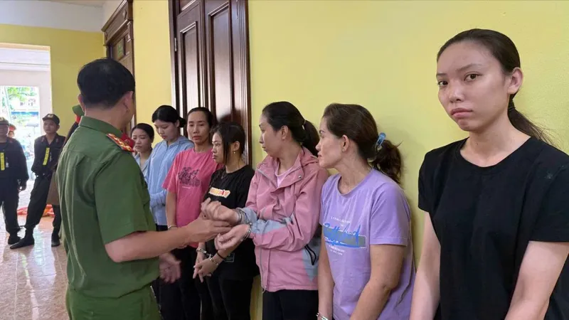 Công an tống đạt quyết định với các bị can 