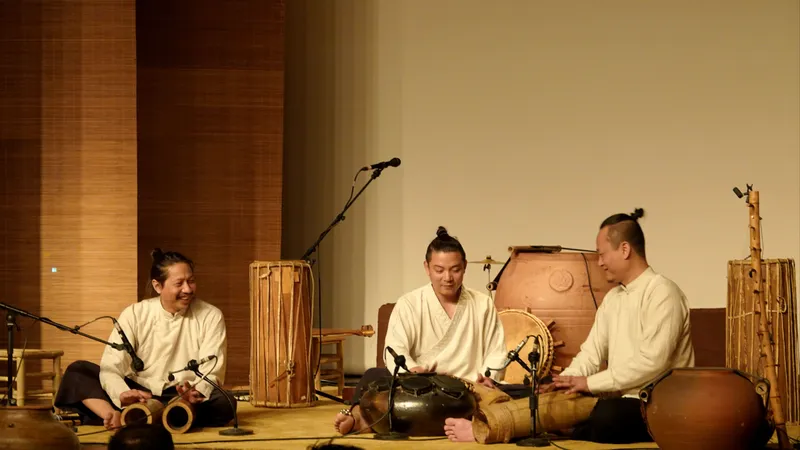Ba nghệ sĩ biểu diễn Đàn Đó trong chương trình nghệ thuật "Kể chuyện nghìn năm - Chuyện Sài Gòn". Ảnh: THÚY BÌNH 