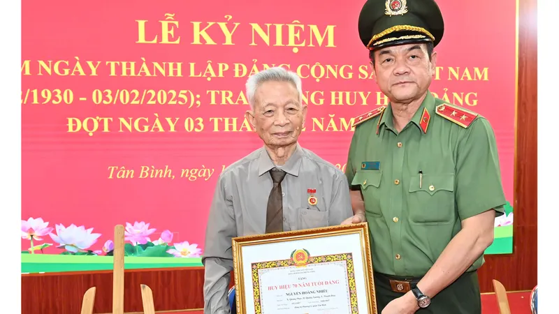 Quận Tân Bình trao Huy hiệu Đảng đến 293 đảng viên