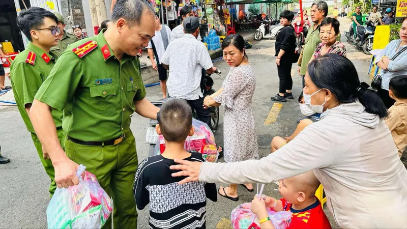 Hàng trăm bệnh nhi trải nghiệm làm cảnh sát giao thông và PCCC